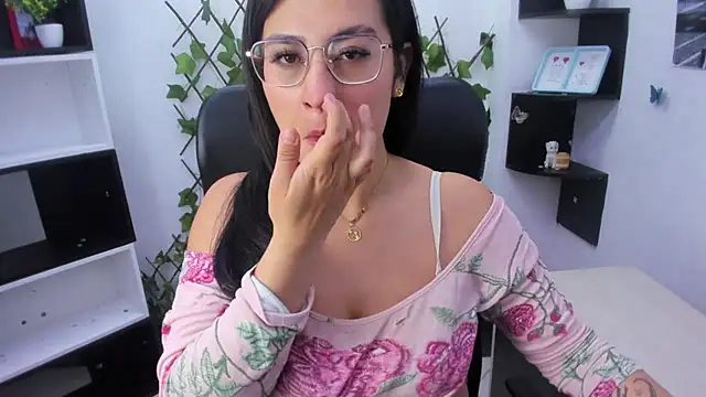 sophi hardd  online show from April 1, 1:34 pm