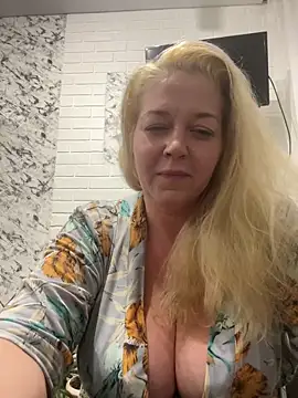 JenniferCarmen online show from December 16, 12:00 pm