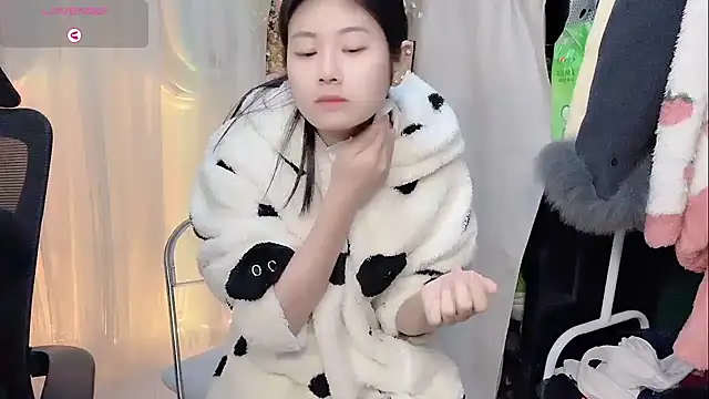 Yvonne-07 online show from December 13, 8:37 pm