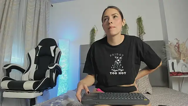 JulietaSnow online show from February 13, 4:30 pm