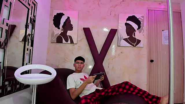 HORNY PRETTY online show from December 21, 1:37 pm