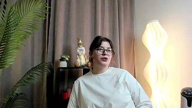 SuzieAllery online show from December 18, 10:31 am