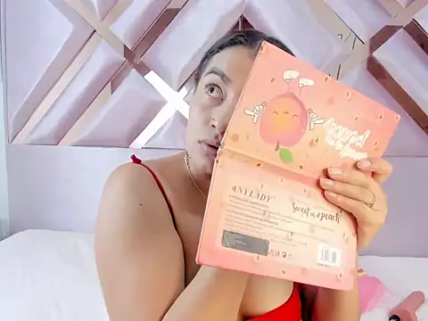 MiaKleinX online show from April 16, 8:30 pm