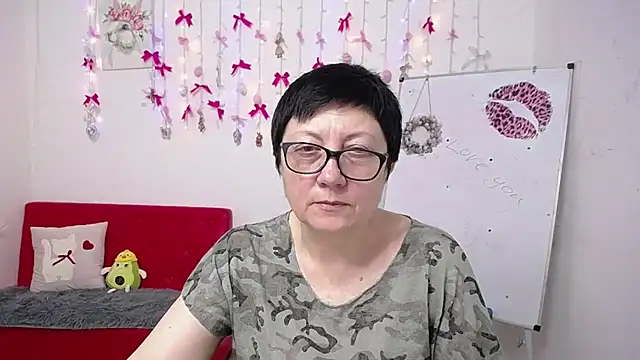 EmilyL0ve online show from April 15, 5:24 pm