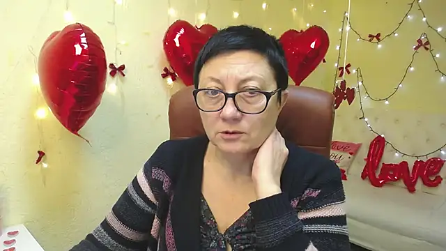 EmilyL0ve online show from February 6, 9:18 pm