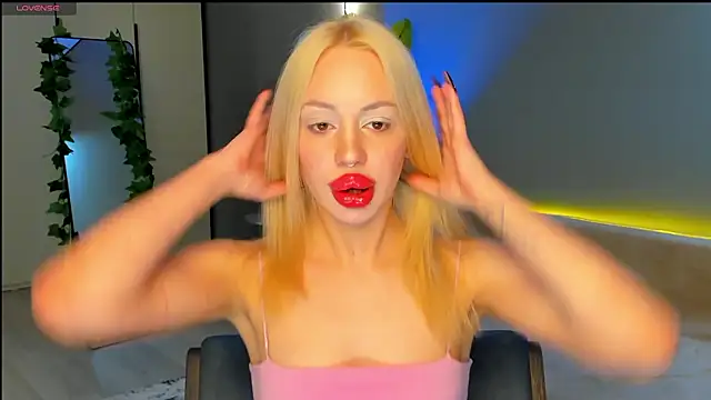 Luna Beverly online show from March 22, 9:32 pm