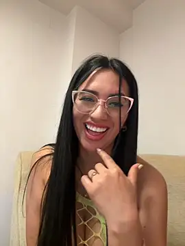 nataliia queen  online show from May 3, 2:37 am