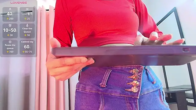 saray reesee online show from February 11, 8:10 pm