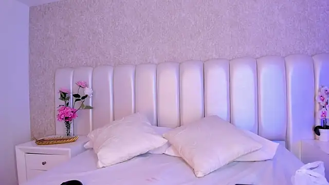 Julianiita  online show from February 17, 12:59 pm