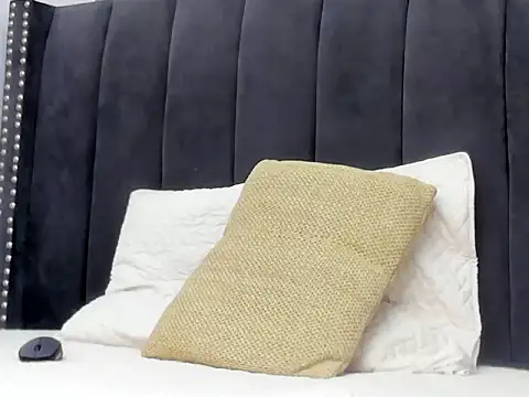 Anikka Albrite  online show from April 7, 1:35 pm