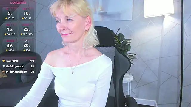 Julie Lucas online show from May 29, 2:20 am