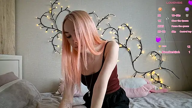 MisaMew online show from February 16, 8:25 am