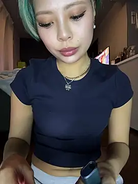 BADBITCHISAKI online show from April 4, 1:32 pm