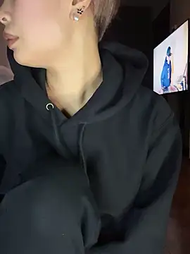 BADBITCHISAKI online show from April 19, 1:33 pm