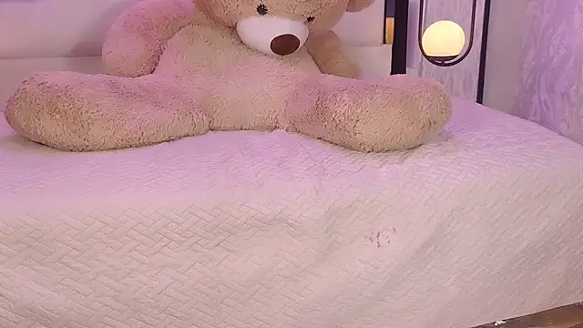 JuneCollins online show from March 5, 10:05 pm