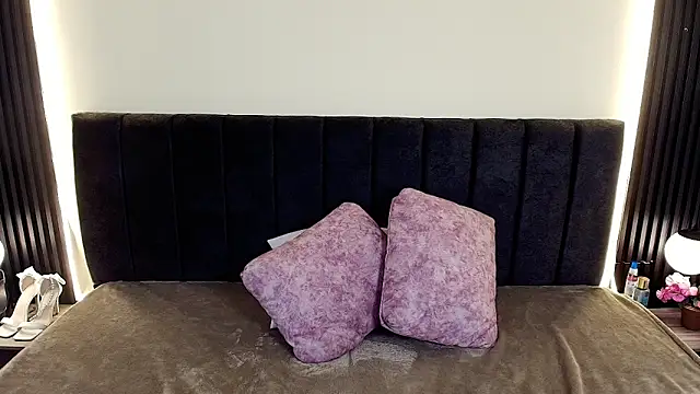 IvonneRoss  online show from March 13, 12:50 pm