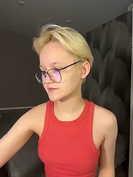 LuunaDorean online show from February 2, 11:59 pm