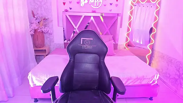 JENNA TAY1 online show from April 2, 7:55 pm