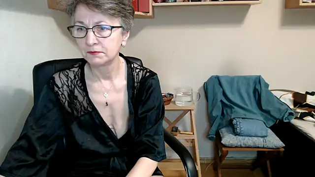 katemodel online show from November 17, 8:15 am