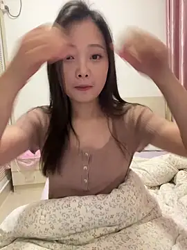 BIGBABYYEYE online show from March 25, 2:20 pm