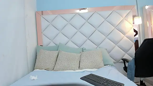 crystalstonee online show from June 15, 8:42 pm