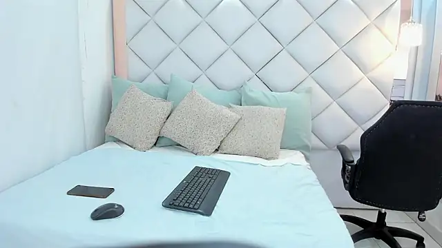 crystalstonee online show from June 14, 8:31 pm