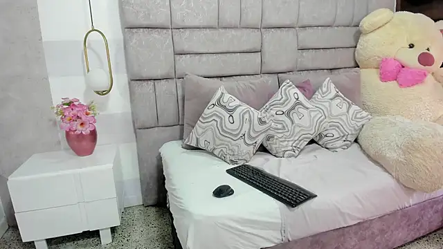 crystalstonee online show from July 8, 6:10 pm
