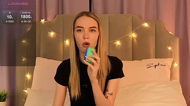 NikkiRyx online show from February 4, 6:00 pm