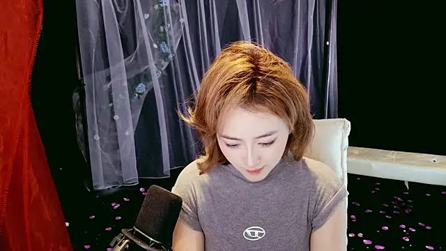 Lady-Mia777 online show from April 2, 2:53 am