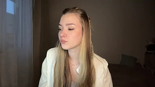 Kimi Luckman online show from February 19, 2:49 pm