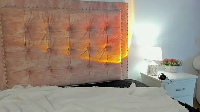 Jennifer Lee  online show from February 12, 10:22 pm