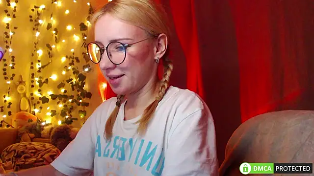 Mia  Jensen online show from March 27, 7:03 pm