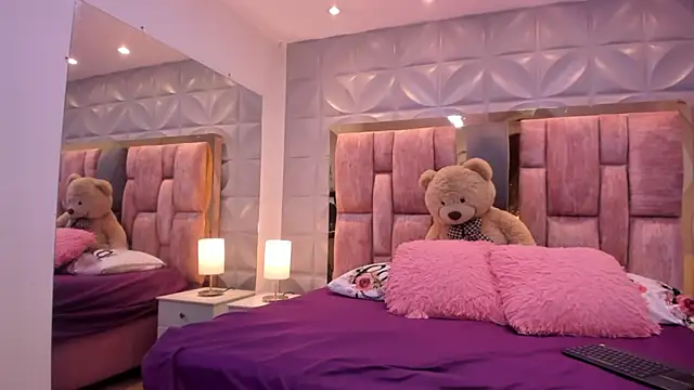 Paris Velvet online show from April 8, 11:51 pm