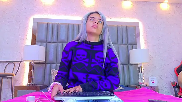 AlanaHouston online show from April 14, 4:34 am