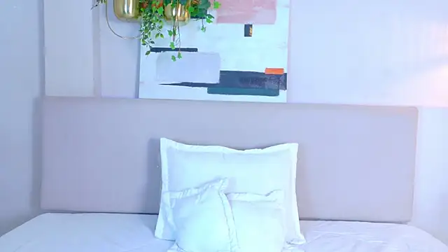 VioletBloomm online show from April 9, 11:48 am