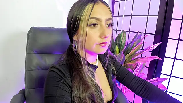 Giselle Laurens  online show from March 28, 9:35 pm