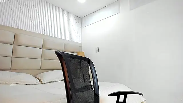 CarolineFyre online show from March 22, 12:44 pm