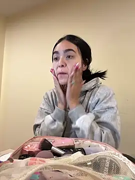 Sara Fernandez  online show from March 27, 2:40 pm