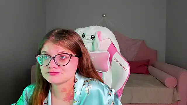 ChloeHalses online show from March 21, 4:34 pm