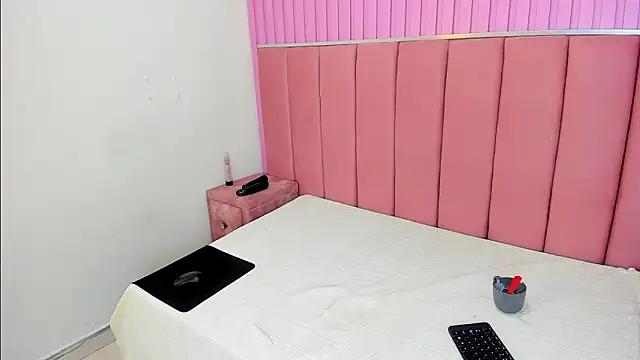 LunaSmithly online show from April 4, 6:40 pm