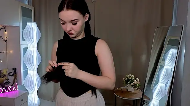 RoxannRunk online show from March 18, 6:18 am