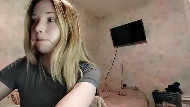 TiaBIanks online show from April 1, 1:39 am