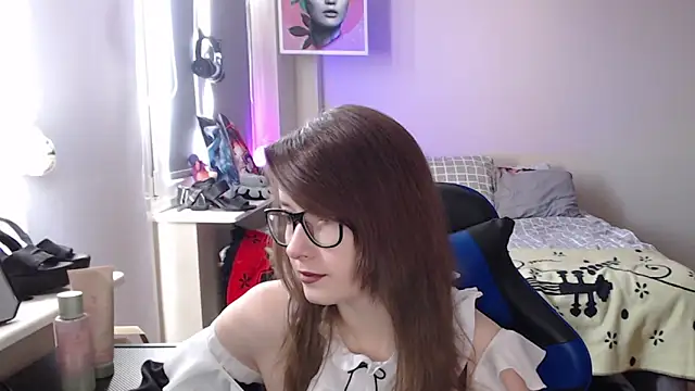 LunaXcherry online show from April 5, 8:35 am