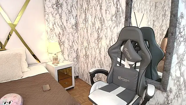 Annie Thompson  online show from February 23, 11:48 pm