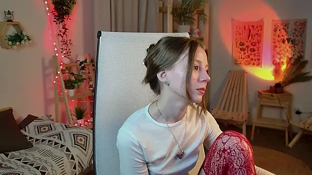 ElliFrankenweenie online show from April 11, 7:45 am