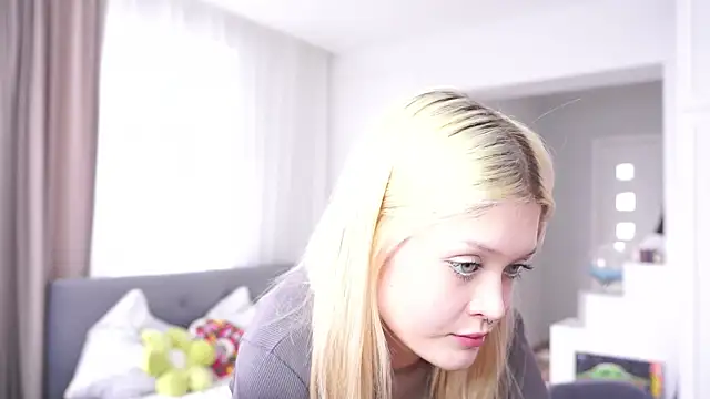 TaraBomstad online show from February 17, 7:40 am