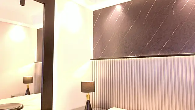 Kinsleybrown online show from April 9, 6:19 am