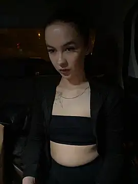 LunaCurlly online show from April 8, 4:31 pm