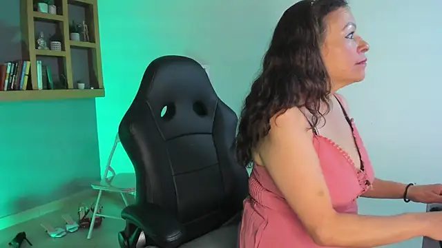 Ivonne 4 online show from July 1, 1:54 pm