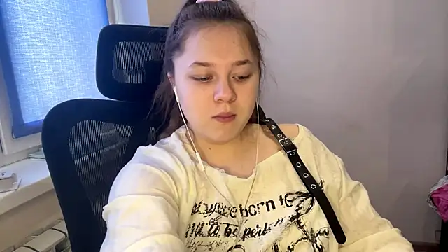 TomikoPfau online show from March 7, 9:27 am